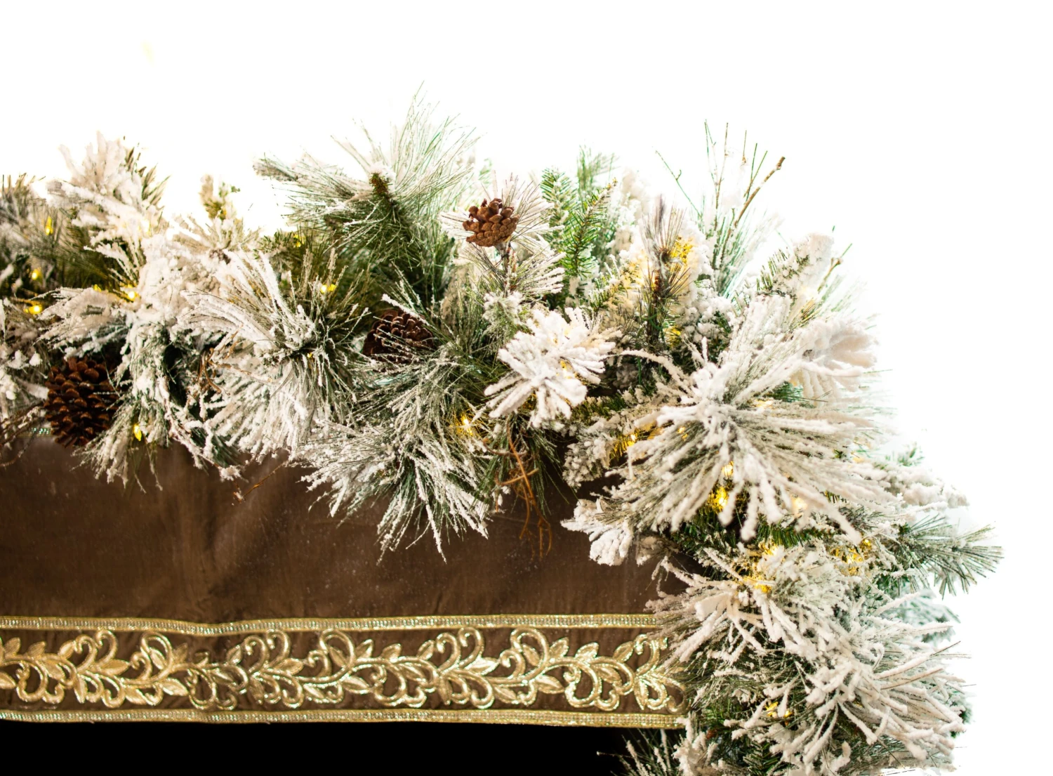 9 FT X 18" Bear Mountain Garland Pre-lit 150 Clear LED Lights 4 9 FT X 18" Bear Mountain Garland Pre-lit 150 Clear LED Lights - Image 4