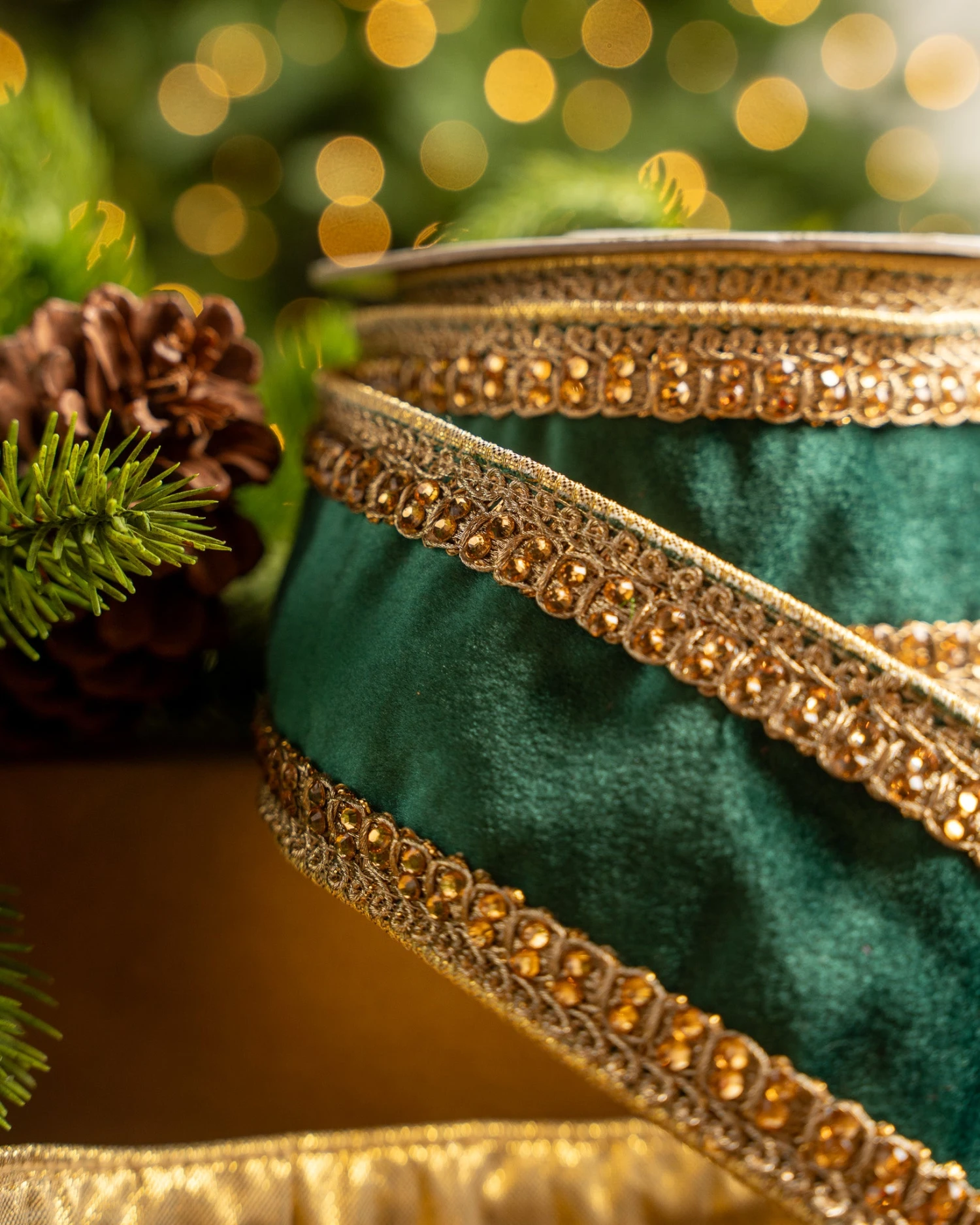 2.5" X 10YD Emerald Velvet Ribbon With Gold Back & Crochet Trim 2 2.5" X 10YD Emerald Velvet Ribbon With Gold Back & Crochet Trim - Image 2